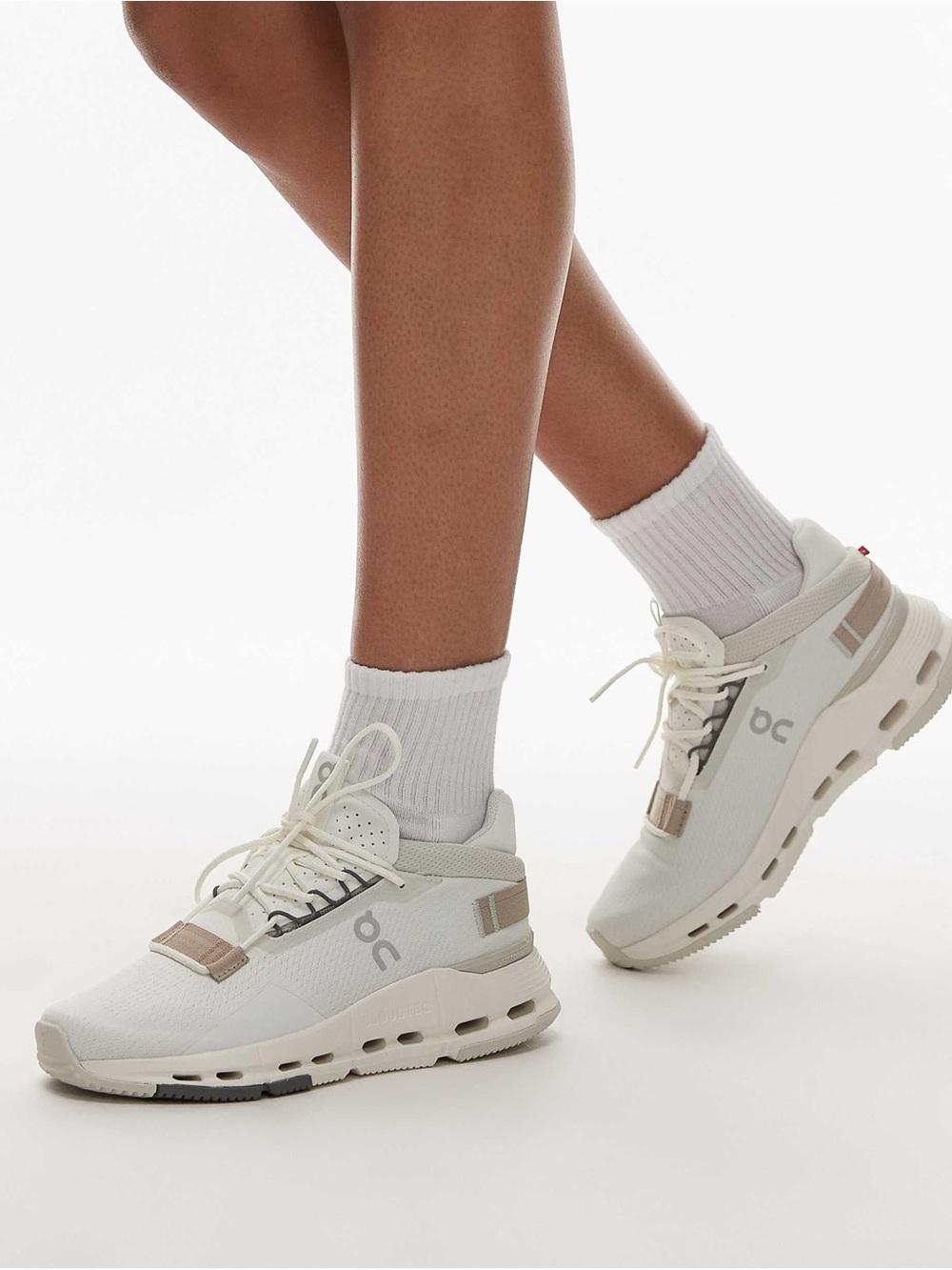 On Cloud Womens Cloudnova 2 ice/sand